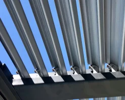 COULEURS DU MONDE - Brisbane - pergola bioclimatique adossée 5 pieds sans percage 3x4m en aluminium