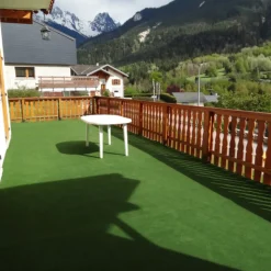 DÉCOWEB - Moquette d'extérieur verte sur plots - imitation gazon synthétique - rouleau de 4m x 20m