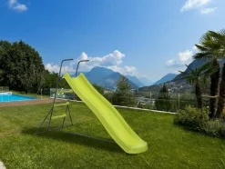 HABITAT ET JARDIN - Toboggan de jardin à double vague "poly" en vert - 240 x 120 x 156 cm